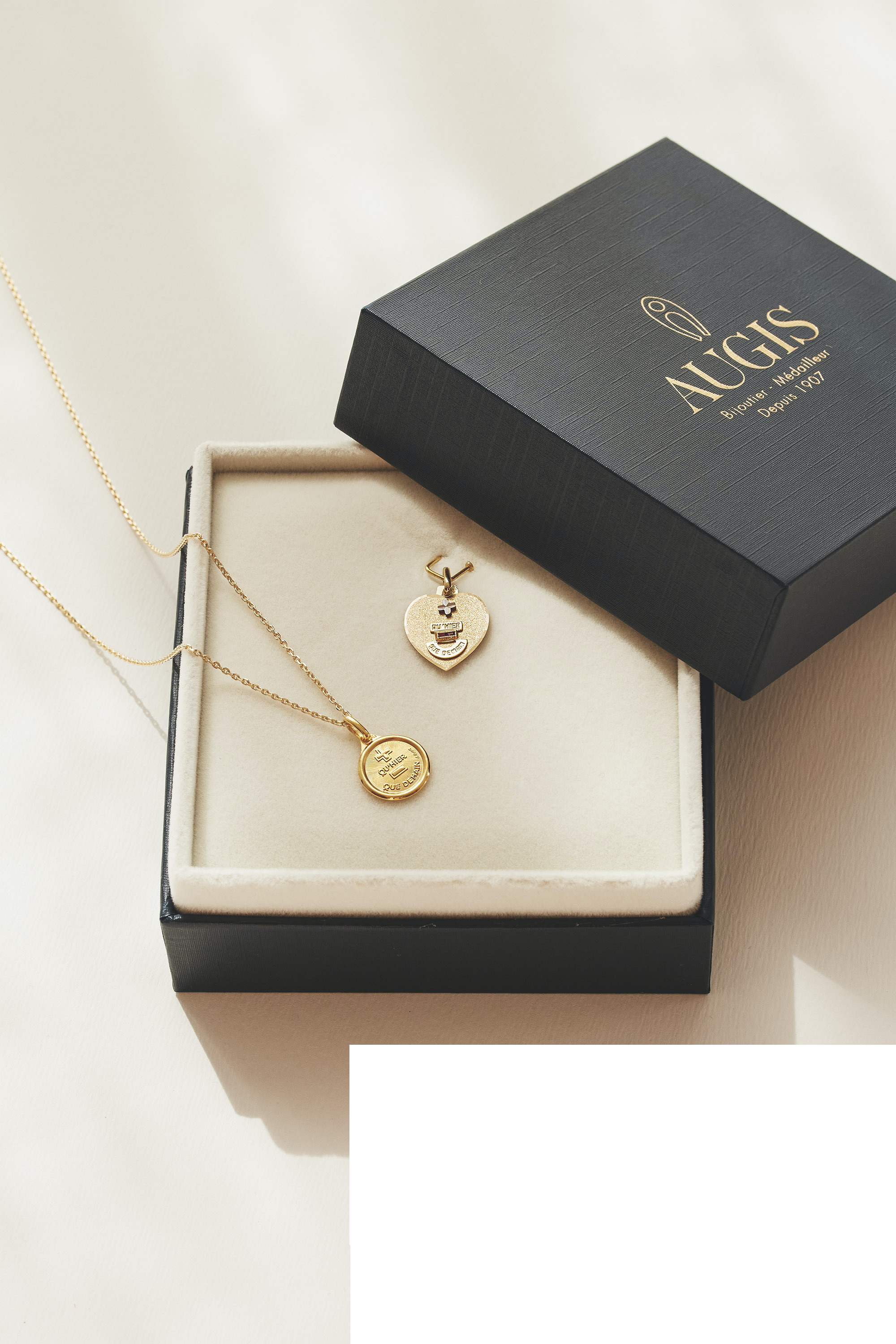 Collier en or dans son écrain