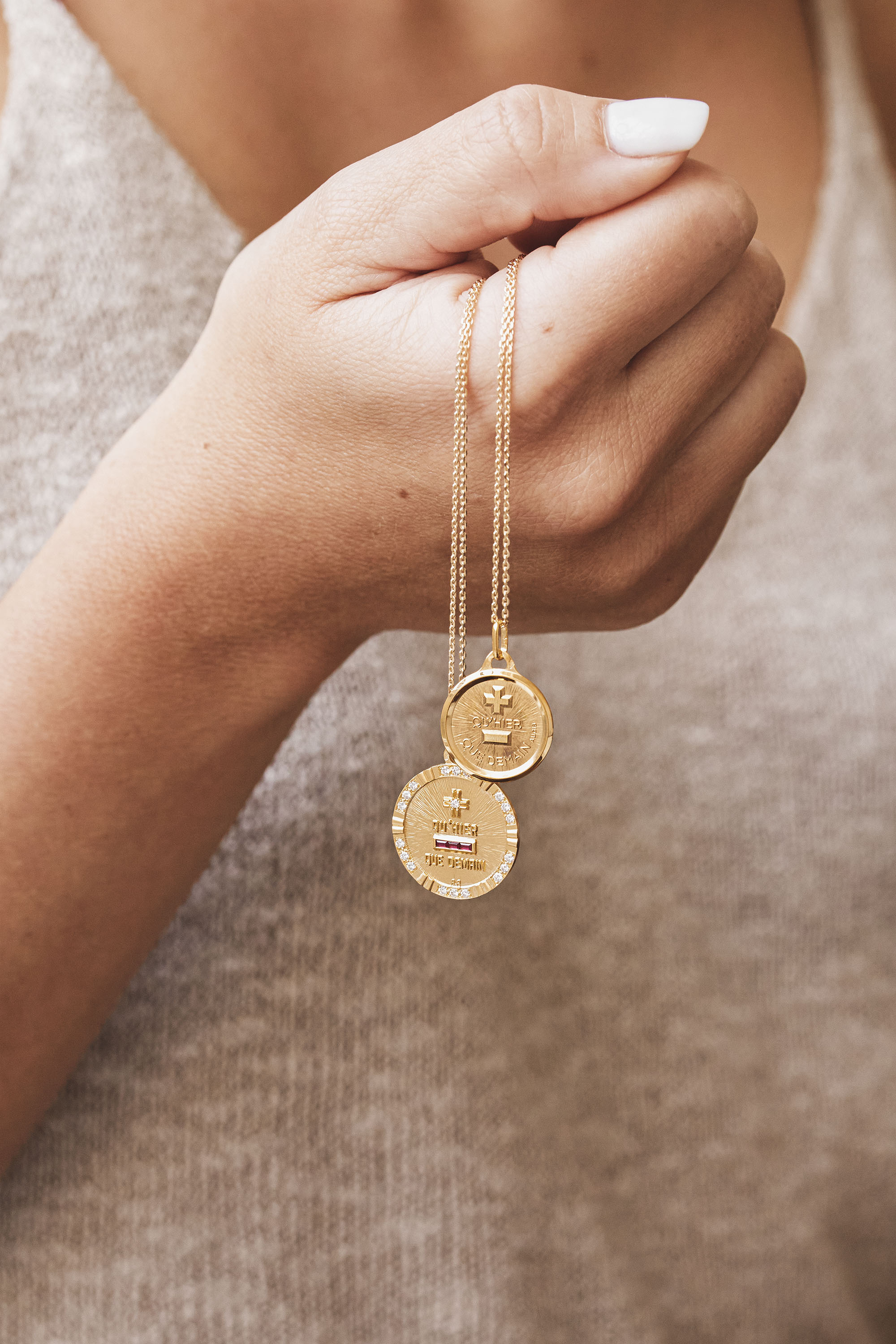 collier en or avec pendentif suspendu