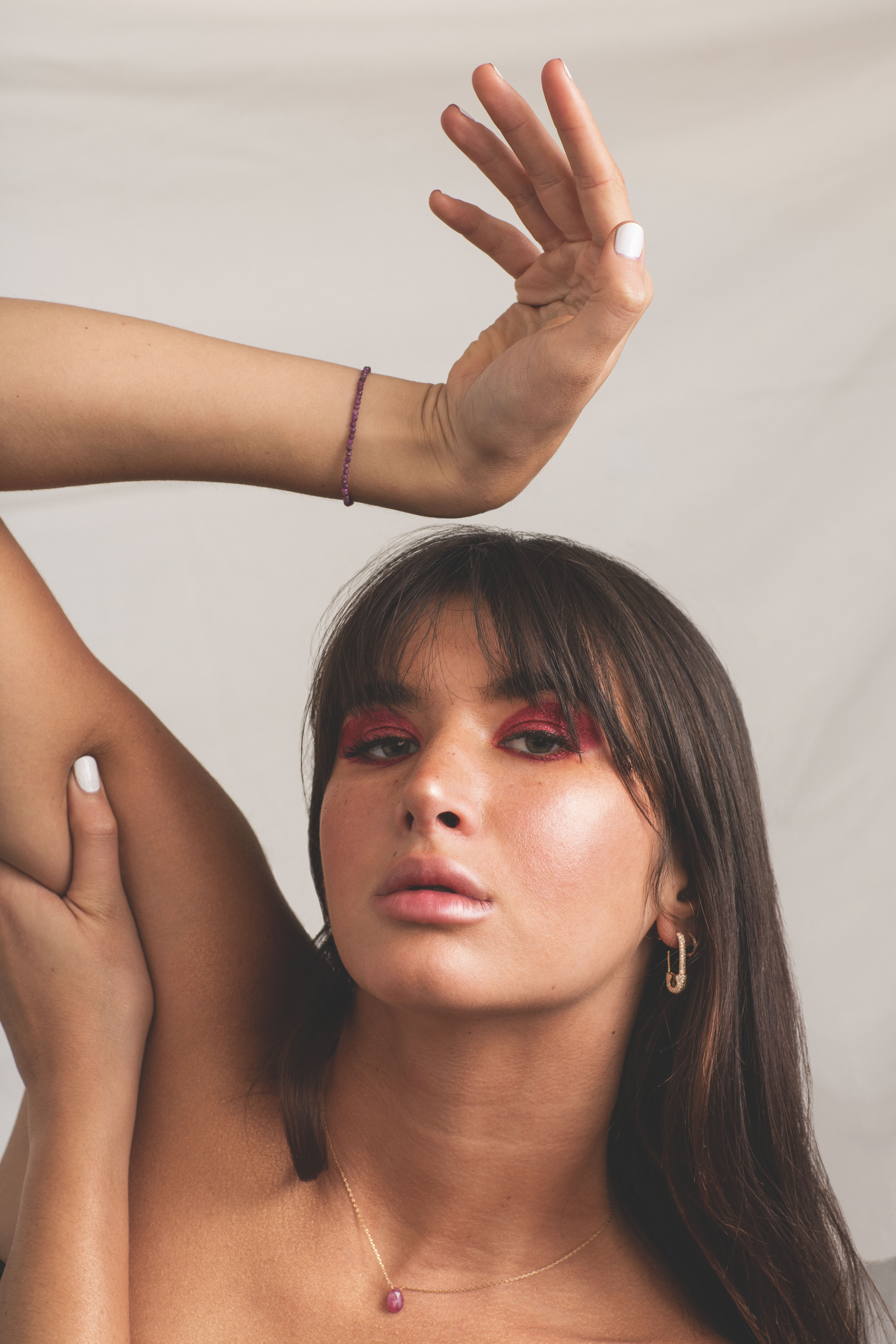 Portrait d'une femme portant des bijoux