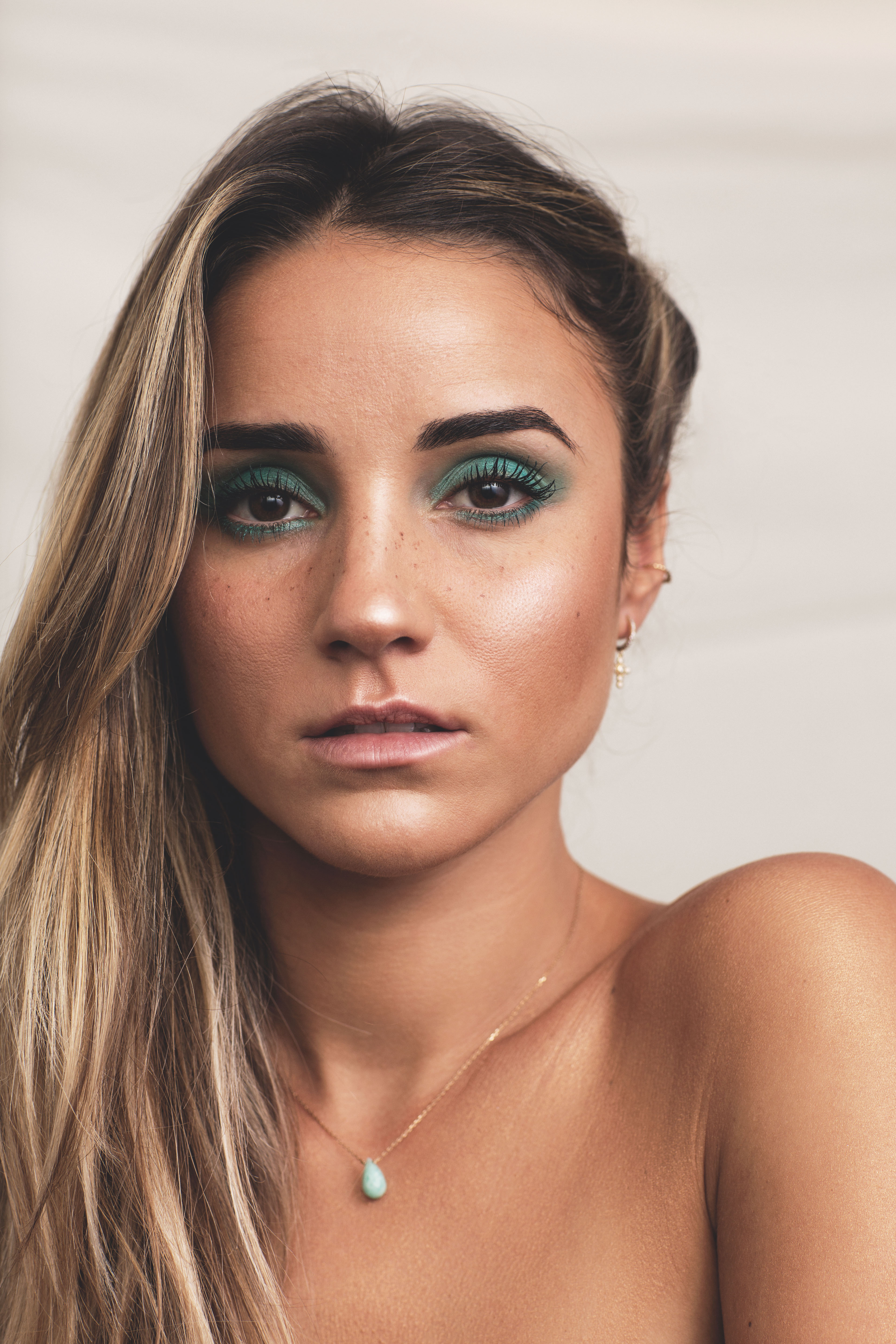 femme portant un colier avec pendentif