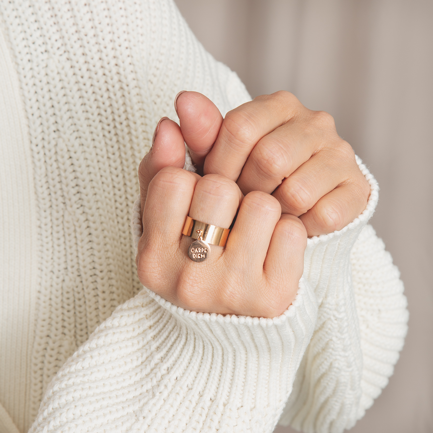 gros plan sur main portant une bague