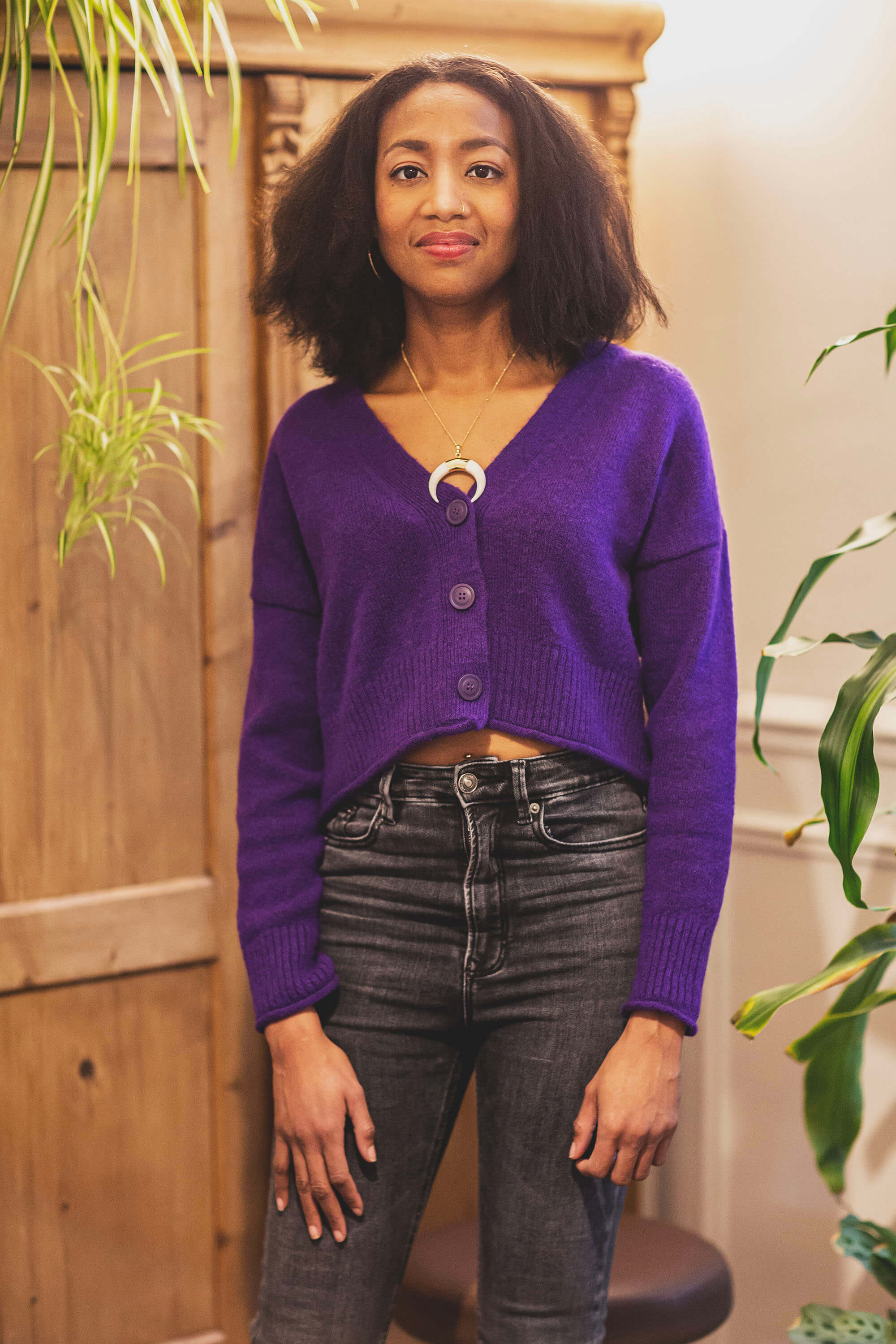 Portrait d’une femme en pull violet