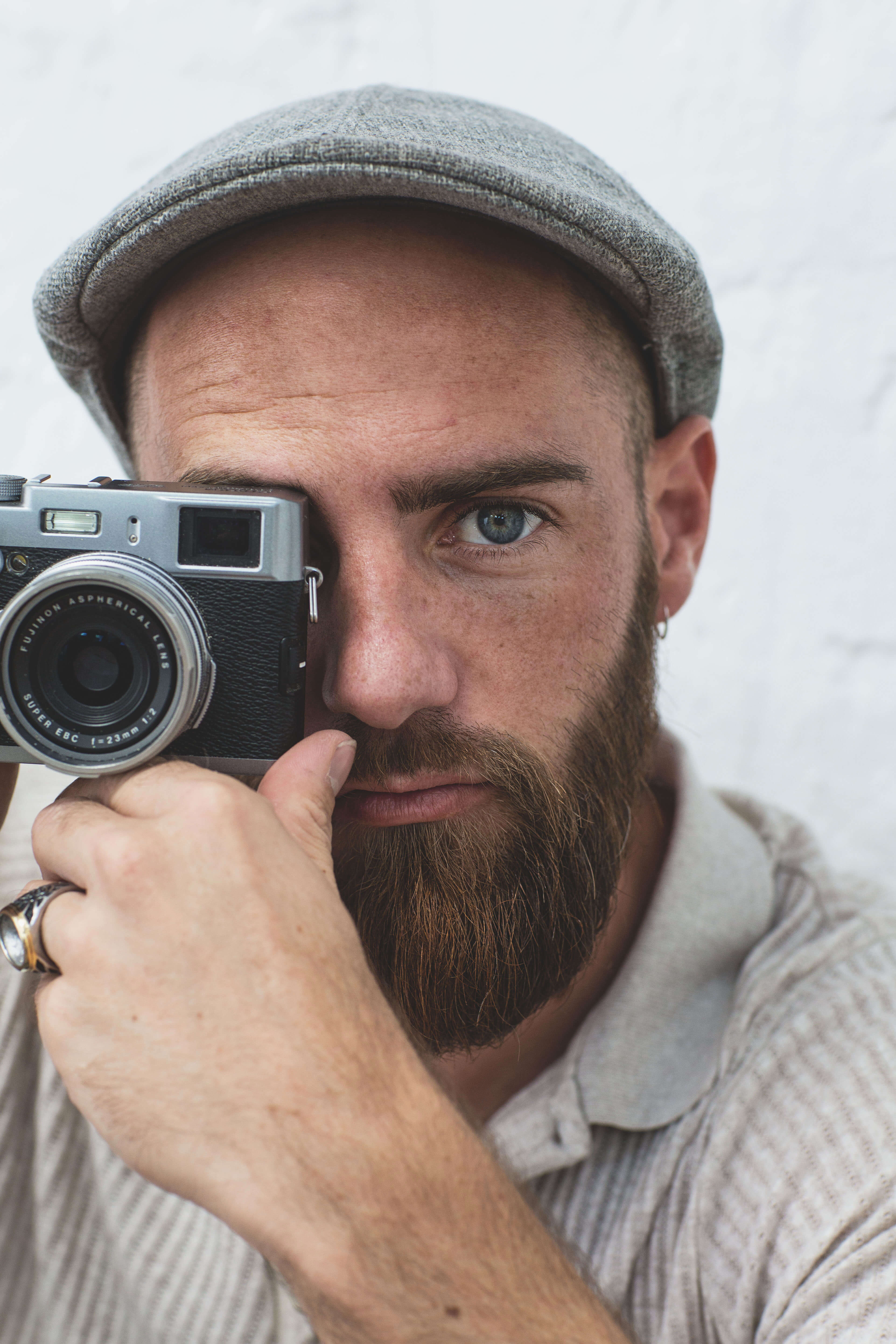 Photographe debout prenant une photo