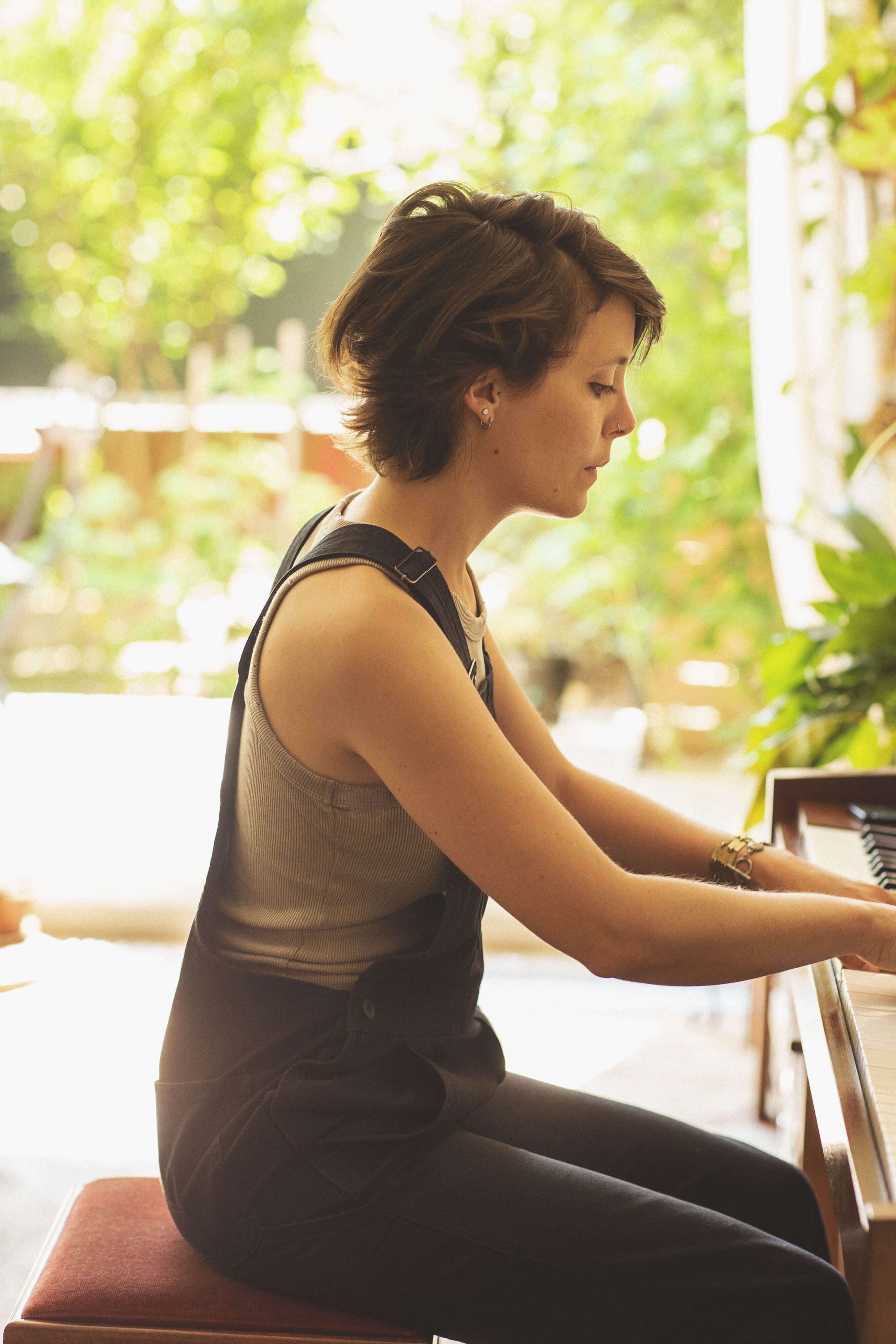 Une femme jouant du piano