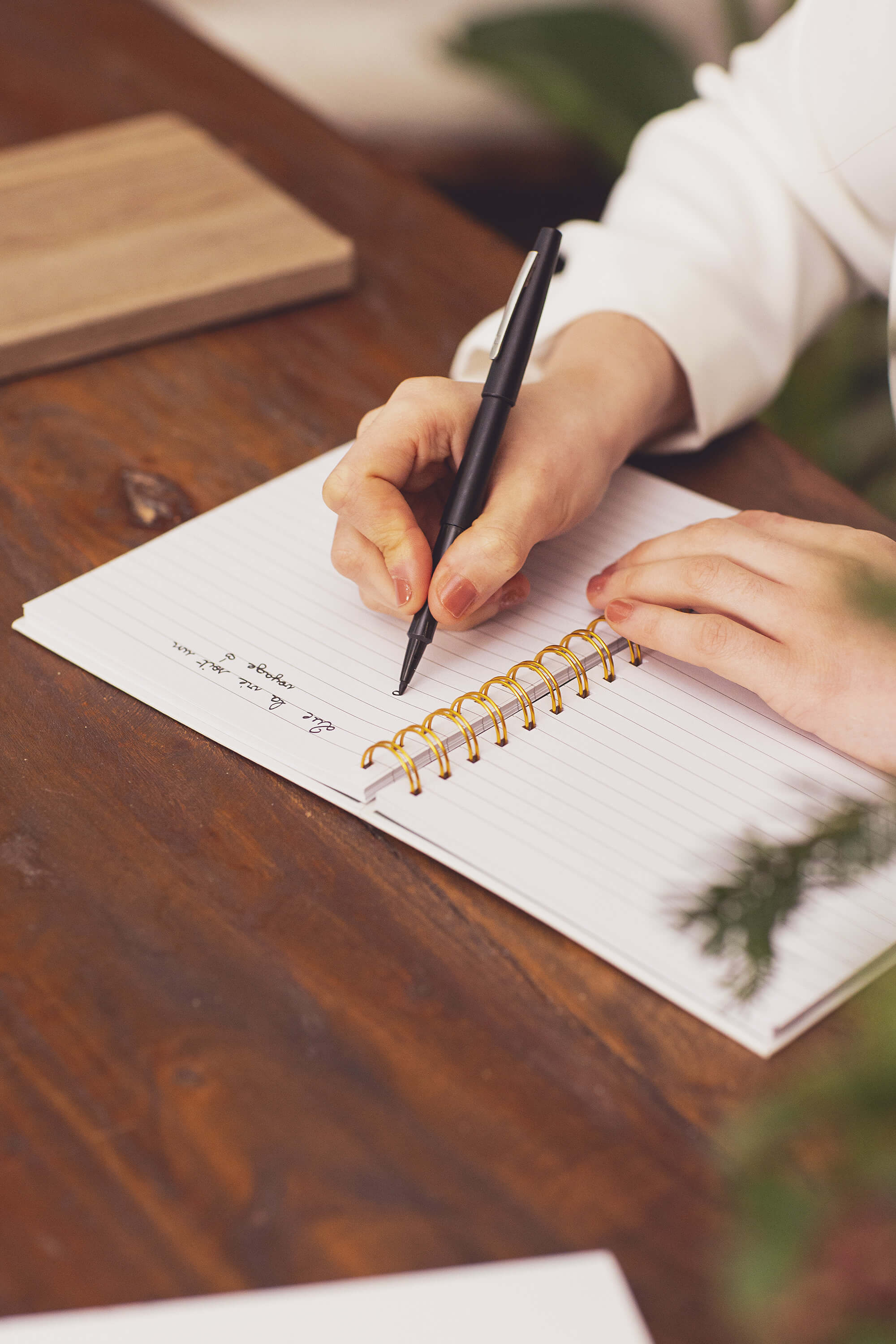 Thérapeute prennant des notes sur son carnet