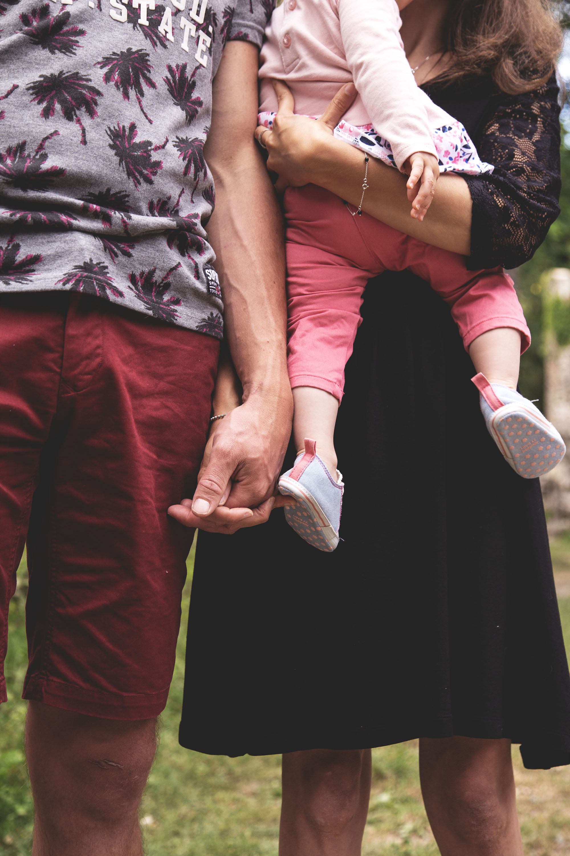 Parents tenant avec leur enfant se tenant la main