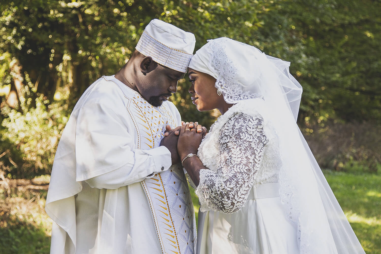 Couple en habits traditionnels africains pendant leur mariage
