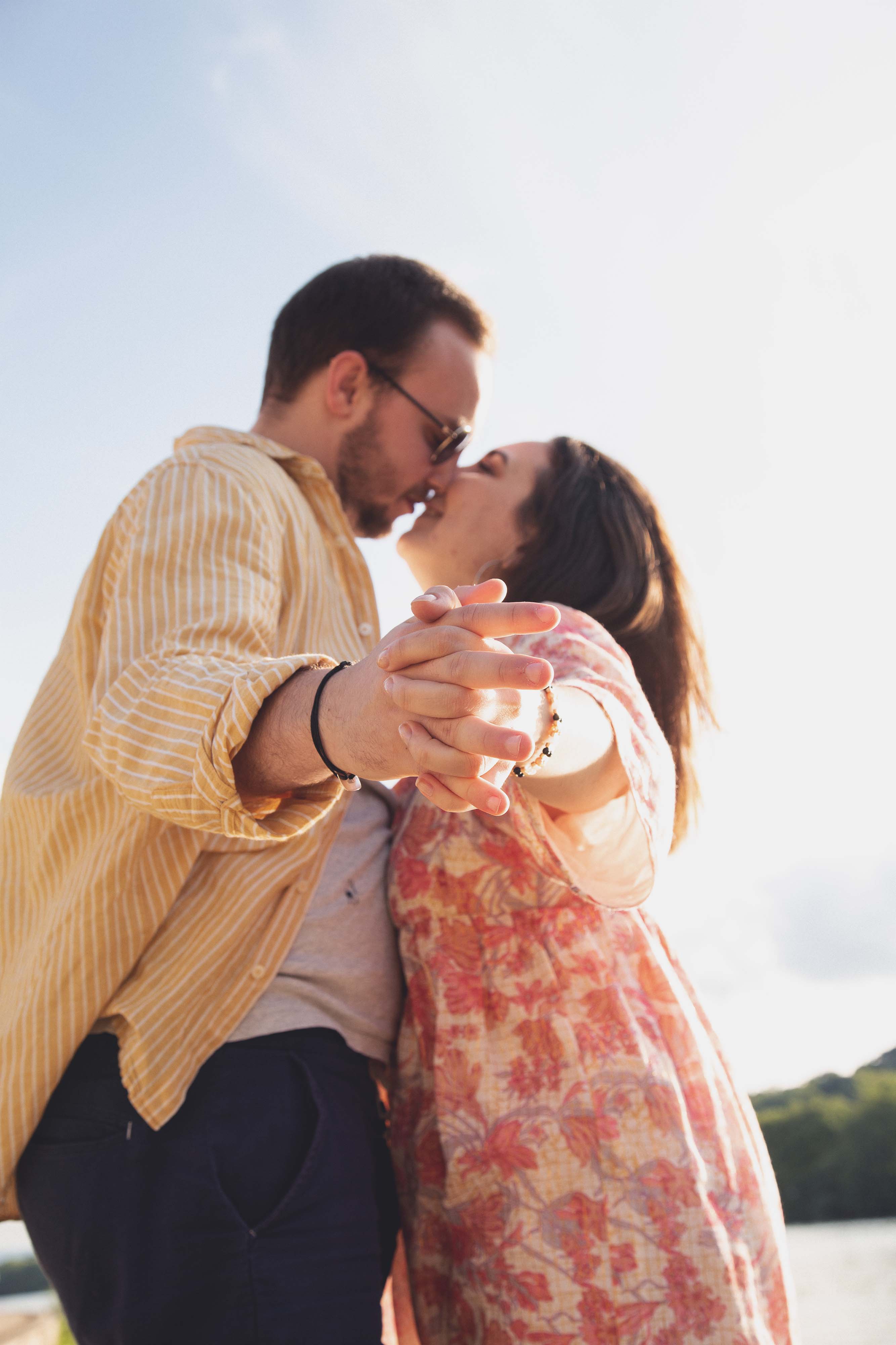 Couple s’embrassant en plein air