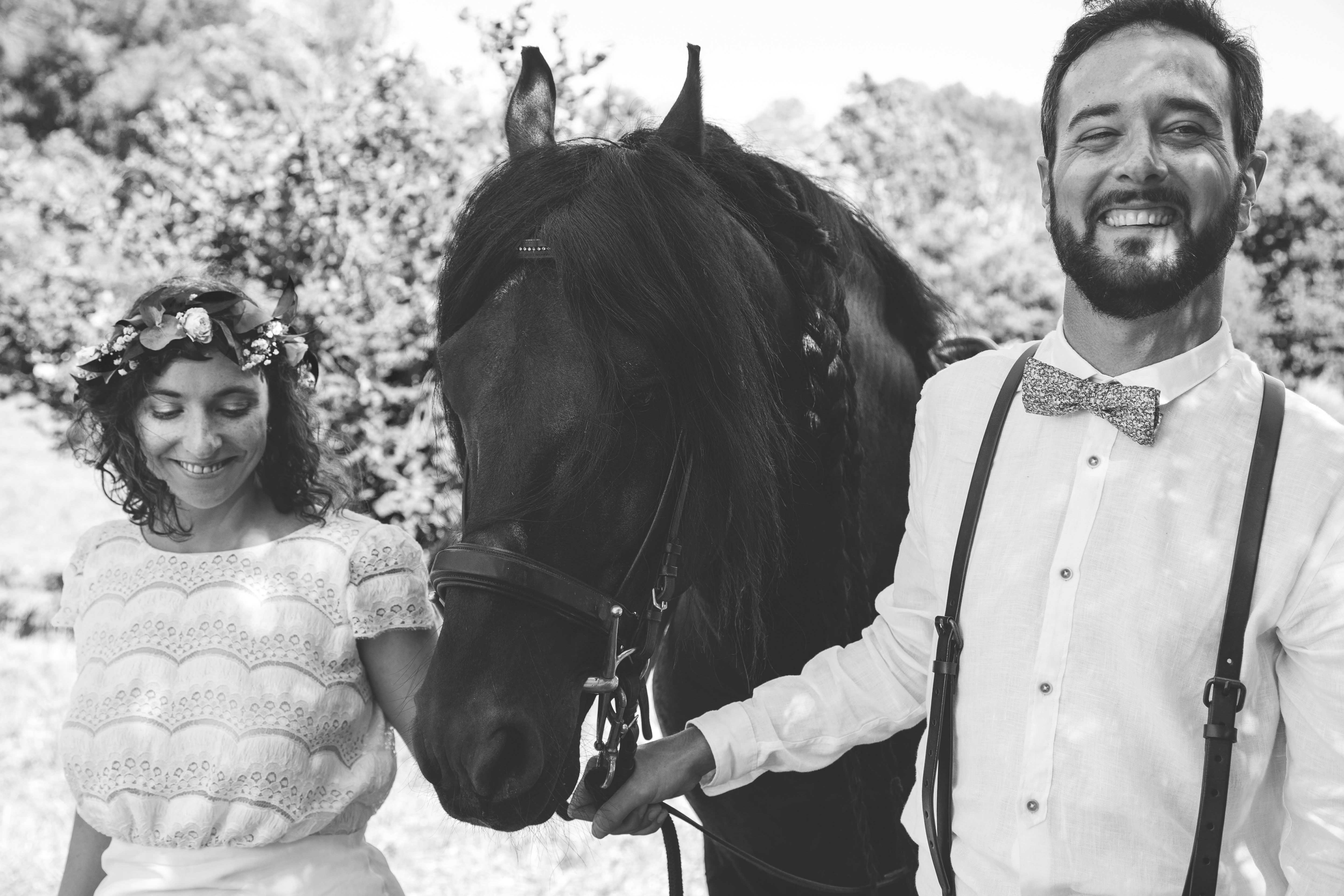 Portrait d'une couple marié à côté d'un cheval