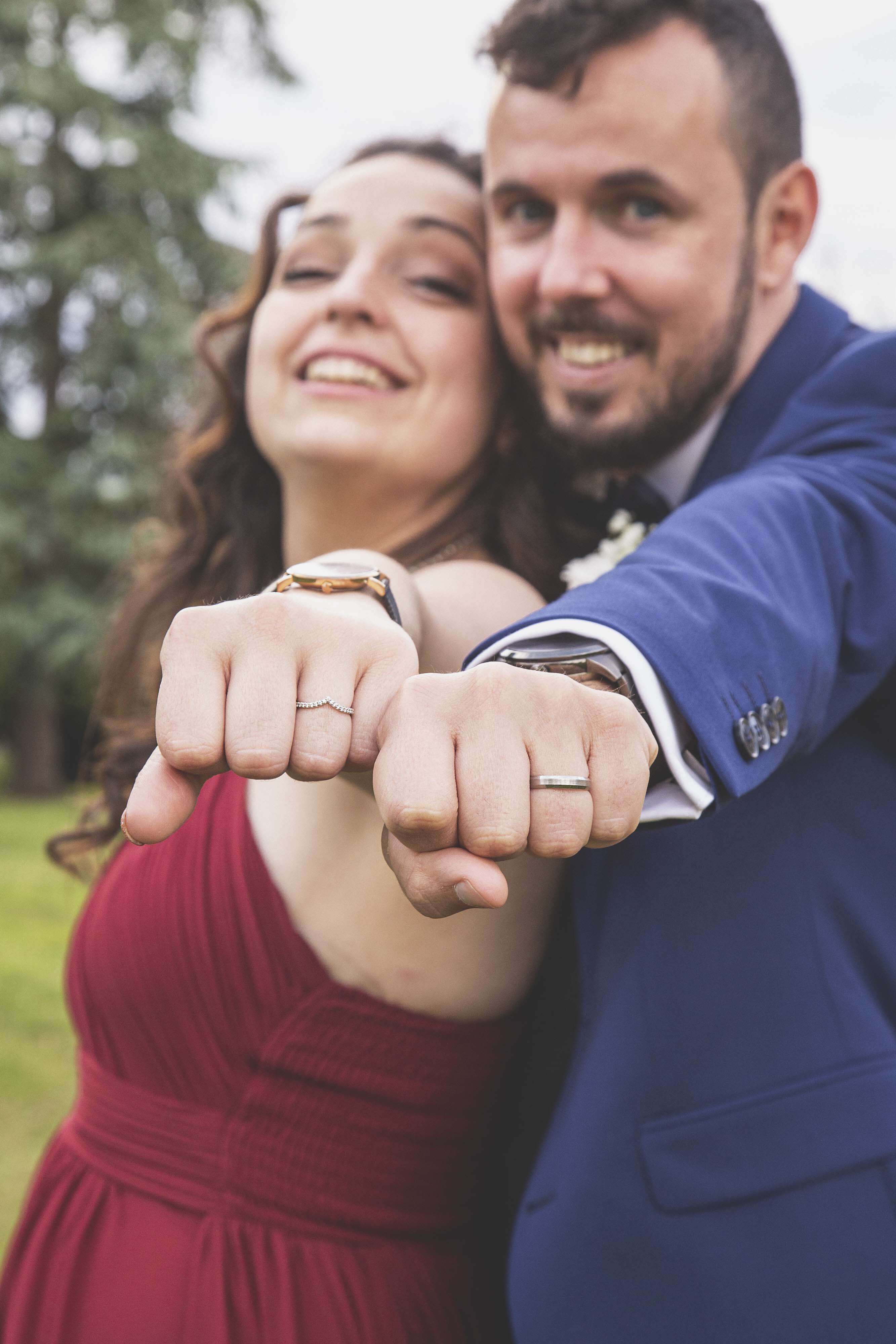 couple montrant leur bague